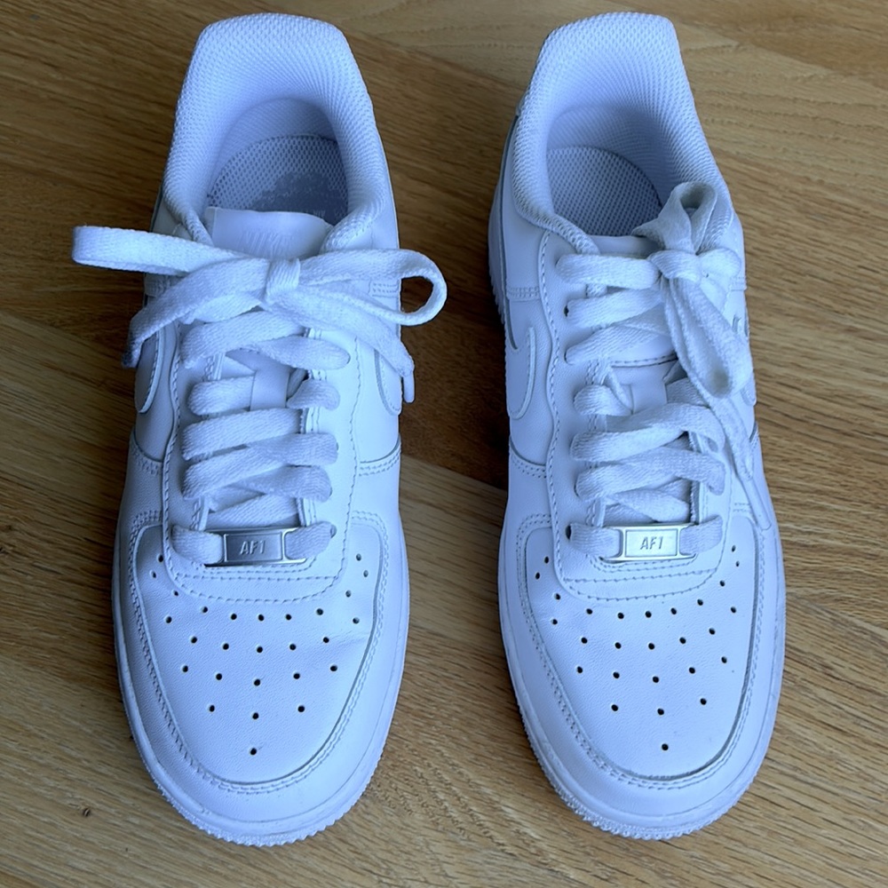 Women’s Air Force 1 ‘07.  Sz 5.5 Worn once